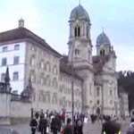  رجل يحب الاذان فيصنع سماعات خاصة وينشرها فوق المتاحف والكنائس في سويسرا 